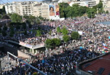 Photo of ВИДЕО: Реки студенти и граѓани во Белград, „Славија“ преполна на Видовден – Ќаците ги гаѓаа со шишиња и јајца