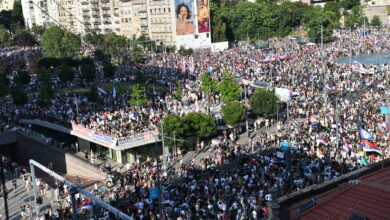 Photo of ВИДЕО: Реки студенти и граѓани во Белград, „Славија“ преполна на Видовден – Ќаците ги гаѓаа со шишиња и јајца