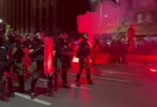 Photo of Српската полиција употреби солзавец за да растера демонстранти во центарот на Белград