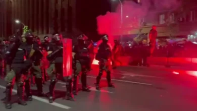 Photo of Српската полиција употреби солзавец за да растера демонстранти во центарот на Белград