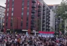 Photo of Илјадници луѓе протестираат пред Палатата на правдата во Белград, протести и низ населби во градот поради апсење студенти