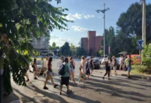 Photo of Граѓани на Белград и Нови Сад блокираат раскрсници, улици и булевари поради апсењата по студенстскиот протест на Видовден