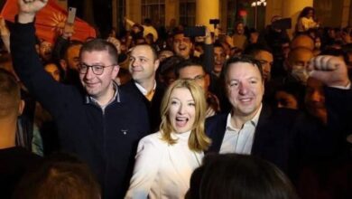 Photo of Арсовска до Мицковски-Дозволи Ганиу да те седне во скут место да го апсиш.Јас не ви се повлекувам.