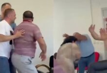 Photo of ВИДЕО: Тепачка на седница на советот на Кочани. Се степаа советникот Акиов и координаторот на ВМРО ДПМНЕ Стојков