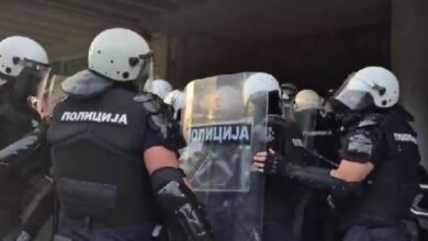 Photo of Интервенција на српската полиција пред Собранието на Нови Сад