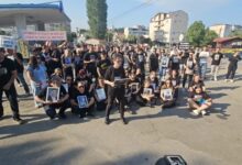 Photo of (Видео) „Ни ја убивте последната надеж, кој ја внесе пиротехниката? “ – мајка на жртва во „Пулс“ со прашања до истражните институции