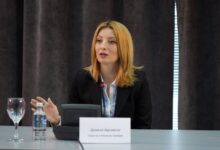 Photo of Арсовска до Мухамед Елмази: Дали си ти криминалец од ДУИ или од ВЛЕН?