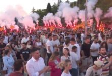 Photo of (Видео) Скандал: Употребена пиротехника после говорот на премиерот – малолетници без дозвола за ракување палеа бакљи на настан на ВМРО-ДПМНЕ, стримот беше угаснат