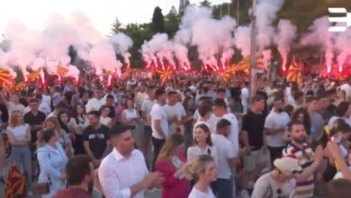 Photo of (Видео) Скандал: Употребена пиротехника после говорот на премиерот – малолетници без дозвола за ракување палеа бакљи на настан на ВМРО-ДПМНЕ, стримот беше угаснат