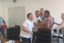 Photo of ВИДЕО: Во тепачката на седницата подебелиот крај го извлече вработена во општина Кочани. Интервенирала и полицијата