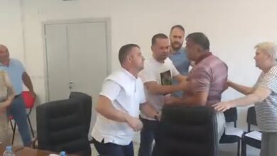 Photo of ВИДЕО: Во тепачката на седницата подебелиот крај го извлече вработена во општина Кочани. Интервенирала и полицијата