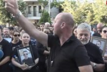 Photo of (Видео) Нема веќе молк: Кочани на нозе, свирежи по улиците поради затворената врата од полицијата!
