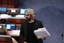 Photo of Апасиев: Ја чекаме феминистката Сиљановска-Давкова да го осуди нападот врз Арсовска
