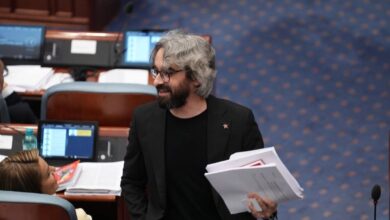 Photo of Апасиев: Ја чекаме феминистката Сиљановска-Давкова да го осуди нападот врз Арсовска