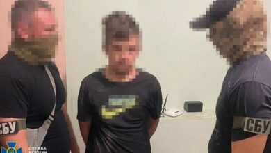 Photo of Украинците фатија руски агент на дело, како поставува експлозиви во станбена зграда