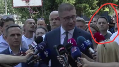 Photo of Наместо на работно место, Ванчо Милевски, раководителот на наплатна служба на партиски настан му аплаудира на Мицковски