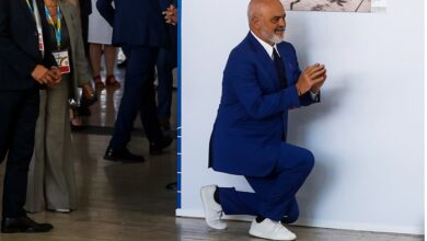 Photo of (ВИДЕО) Рама повторно клекна на колена пред Мелони