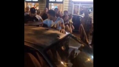 Photo of (ВИДЕО) Инцидент во Шабац: Возач проби блокада и момче заврши на хауба пред очите на сведоци!