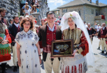 Photo of Сиљановска-Давкова им подари галичка пафта на годинашните младенци на Галичката свадба