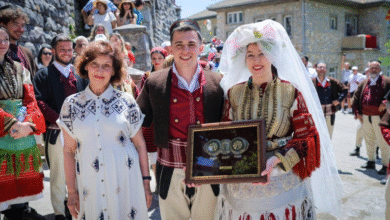 Photo of Сиљановска-Давкова им подари галичка пафта на годинашните младенци на Галичката свадба