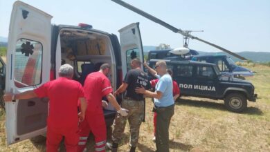 Photo of (ФОТО) Драматично спасување на повреден македонски војник кој се бори со огнената стихија