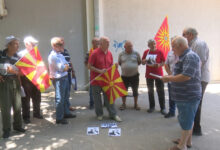 Photo of ВИДЕО: Десетина пензионери со знамето на Вергина дојдоа пред влада да му се заблагодарат за линерните две илјадарки