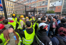 Photo of Граѓаните до полицајците: „Апсете го Вучиќ, а не нашите деца“ gq77Граѓаните до полицајците: „Апсете го Вучиќ, а не нашите деца