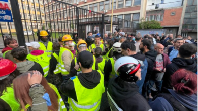 Photo of Граѓаните до полицајците: „Апсете го Вучиќ, а не нашите деца“ gq77Граѓаните до полицајците: „Апсете го Вучиќ, а не нашите деца