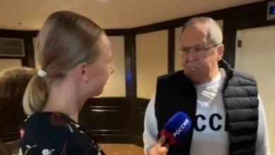 Photo of Лавров пристигна на Алјаска во џемпер со натпис „СССР“