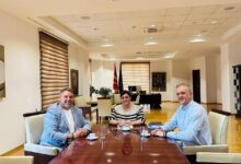 Photo of Министерката Кочовска во кабинет го примила сопартиецот Лукровски кандидат за градоначалник.Си разговарале за изборите ?!