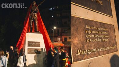 Photo of (ФОТО) По критиките за фонтот и обвинувањата за сквернавење на македонскиот јазик – Општина Битола ќе ја замени плочата на споменикот од Турунџев