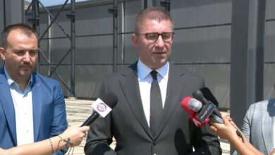 Photo of Мицкоски во Кочани одби да збори за пожарот во Пулс: До него стоеше само Миле Лефков