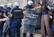 Photo of (ВИДЕО) Студенти и граѓани ја блокираа зградата на судот во Нови Сад, бараат итно ослободување на приведените во антивладините протести