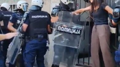 Photo of (ВИДЕО) Студенти и граѓани ја блокираа зградата на судот во Нови Сад, бараат итно ослободување на приведените во антивладините протести