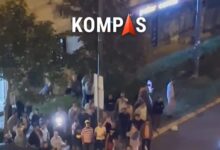 Photo of (ВИДЕО) Свирежи и и извици „Уааа“ го пречекаа Вучиќ пред партиските простории на СНС