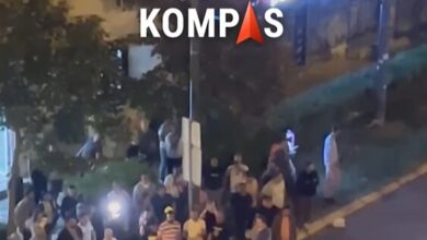 Photo of (ВИДЕО) Свирежи и и извици „Уааа“ го пречекаа Вучиќ пред партиските простории на СНС