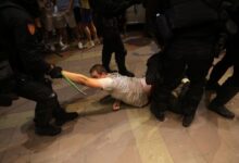 Photo of (ФОТО) Повредени демонстранти и полицајци – нов бран протести во повеќе градови во Србија