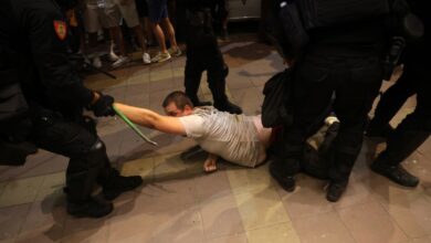 Photo of (ФОТО) Повредени демонстранти и полицајци – нов бран протести во повеќе градови во Србија