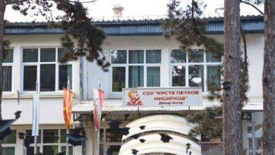 Photo of Нов хаос во средното училиште во Демир Хисар: Новата директорка поништила оглас за вработување, наставниците не земале плата за јули?