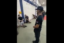 Photo of Како Гвантанамо: Полицијата на Вучиќ ги тера уапсените млади да клечат свртени кон ѕид
