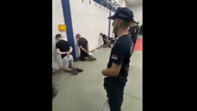 Photo of Како Гвантанамо: Полицијата на Вучиќ ги тера уапсените млади да клечат свртени кон ѕид