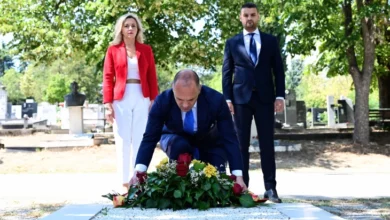 Photo of Филипче положи цвеќе на вечните почивалишта на претседателите Глигоров и Трајковски и премиерот Кљусев