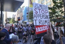 Photo of Филмски и ТВ сценаристи протестираа во Њујорк, поради суспензијата на Џими Кимел