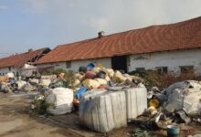 Photo of (ГАЛЕРИЈА) Ангелов: Пожртвуваноста на скопските пожарникари спасија двор и објекти полни со пластичен отпад