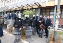Photo of Во Белград без инциденти, во Нови Сад – шок бомби и интервенција на полицијата на одбележувањето 10 месеци од трагедијата на железничката станица