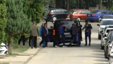 Photo of Со вино  брендирано со амблем на АНБ и многу тајни информации- пратениците од надзорот низ задна врата со комбе и без споделување детали за злоупотреби заминаа oд кругот на МВР