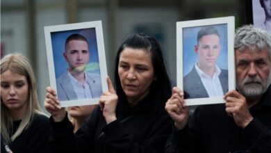 Photo of Родителите од Кочани до Мицкоски: Престанете со навреди кон нас, вашите раце се извалкани со невина крв!