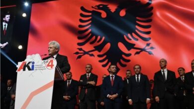 Photo of Ахмети: Мицкоски со кучиња оди на лов на зајци, но не и на орли, орелот не се бори со кучиња
