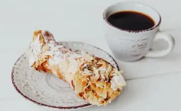 Photo of Каноли со бел крем и листови од бадеми