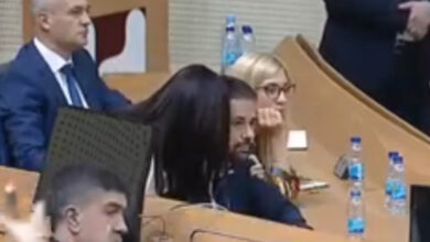 Photo of (Видео) Лудило во парламентот на БиХ: „Би ја замолил пратеничката да не седи во скутот на министерот за финансии“